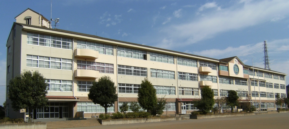 中学校　八王子市立上柚木中学校（中学校）まで821m