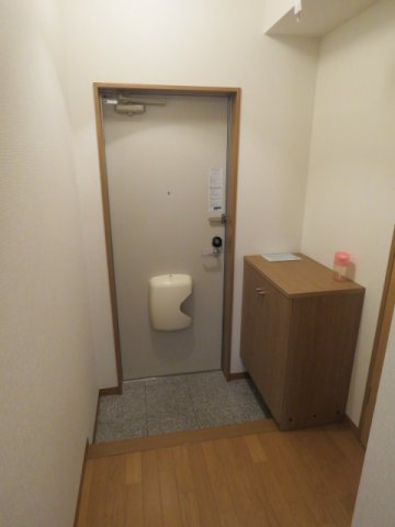 玄関　※同型タイプの参考写真となります。