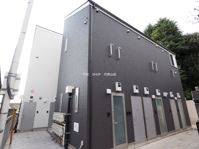 建物外観　高台に建つデザイナーズコーポ