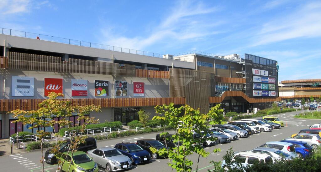 ショッピングセンター　イーアス高尾（ショッピングセンター）まで832m