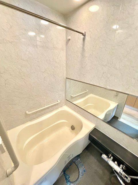 バス・シャワールーム　※同タイプの別のお部屋です。