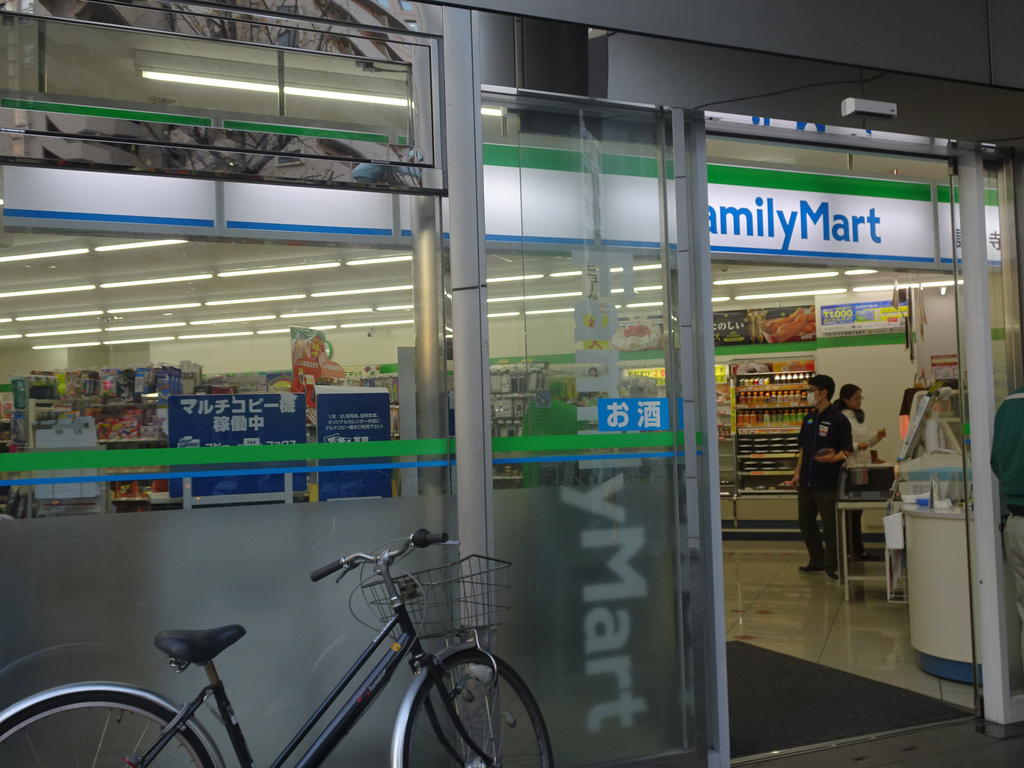 コンビニ　ファミリーマート（コンビニ）まで70m