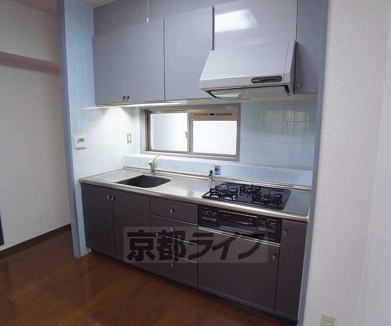 キッチン　落ち着いた雰囲気の便利なシステムキッチンです