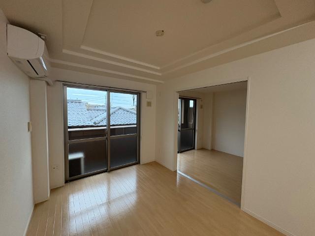 エクセレント桜マンションの居間写真