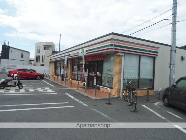 コンビニ　セブンイレブン（コンビニ）まで218m