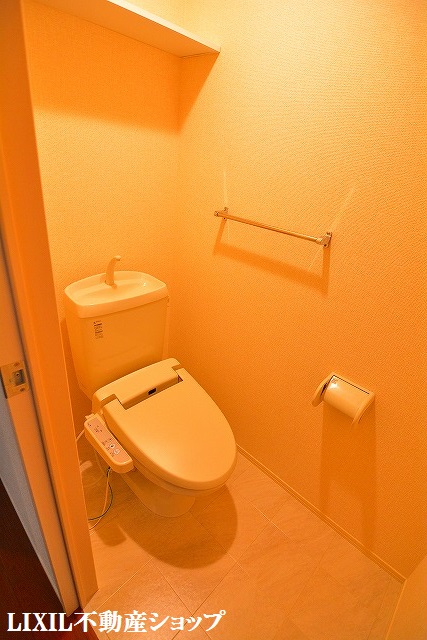 トイレ　上部に収納棚のある温水洗浄便座付のトイレです。