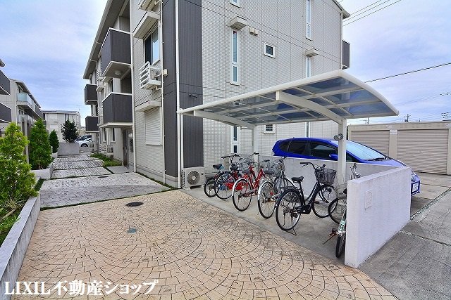 その他共有部分　敷地内に屋根付きの駐輪場があります。