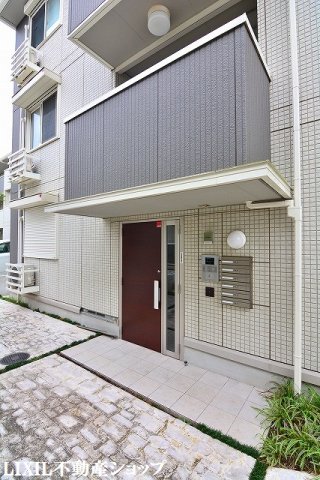 エントランス　オートロック機能付のエントランスです。