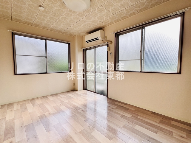 居室・リビング　２面採光なので、明るく風通しのよい過ごしやすいお部屋です♪
