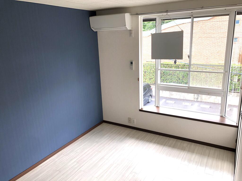 その他部屋・スペース　アクセントクロスでおしゃれな北側洋間♪エアコン、収納あり♪