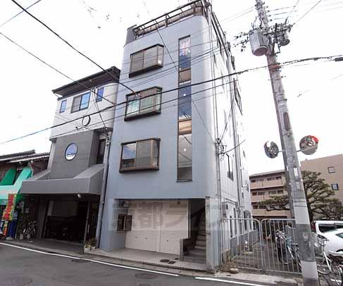 嵯峨中通ビルの建物外観