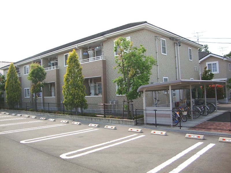 松本市波田のアパートの建物外観