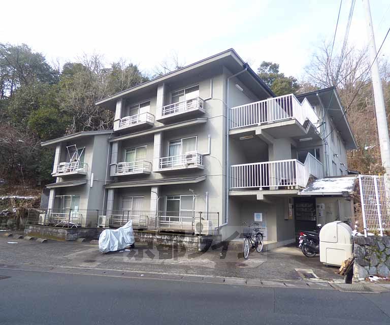 【京都市北区上賀茂神山のマンションの建物外観】