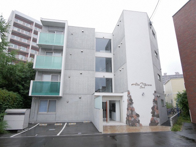 札幌市中央区北十四条西のマンションの建物外観