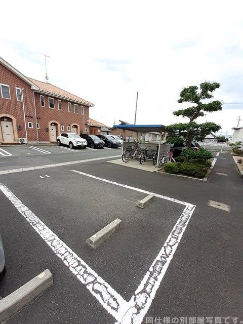 【クレストールｆの駐車場】