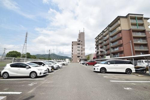 【筑紫野市石崎のマンションの駐車場】