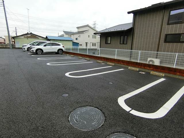 【伊勢崎市境女塚のアパートの駐車場】