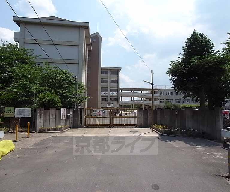 【宇治市伊勢田町のマンションの中学校】