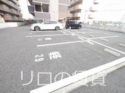 【飯塚市川津のマンションの駐車場】