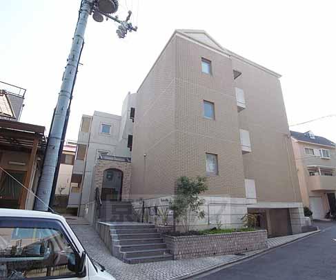 【京都市伏見区深草大亀谷西寺町のマンションの建物外観】