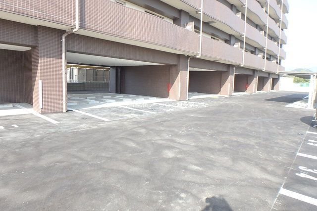 【福岡市博多区大字板付のマンションの駐車場】