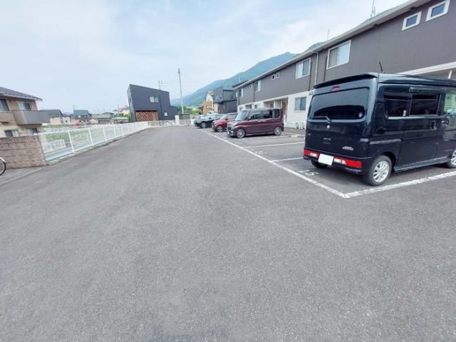 【四国中央市寒川町のアパートの駐車場】