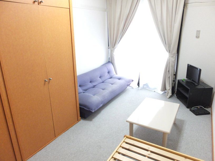 居室・リビング　カーペット仕様でソファーベッド付のお部屋です