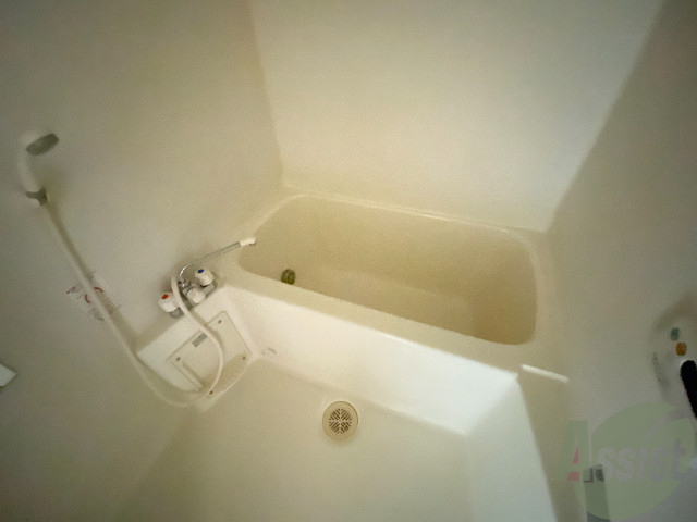 バス・シャワールーム　浴槽は狭すぎず、一日の疲れを癒せる空間になっております。