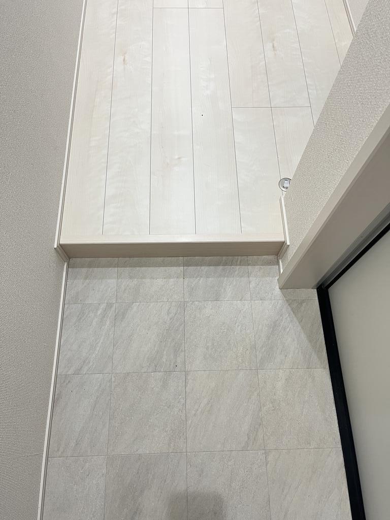 玄関　同タイプ同モデルを使用