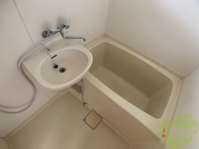 バス・シャワールーム　お風呂には窓がついており、開放感があります。