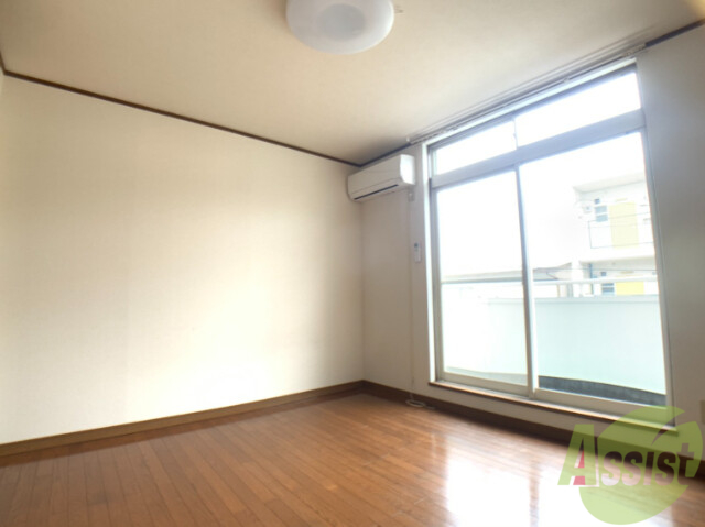 居室・リビング　７帖のリビングは大きな窓のおかげでよく陽が差します