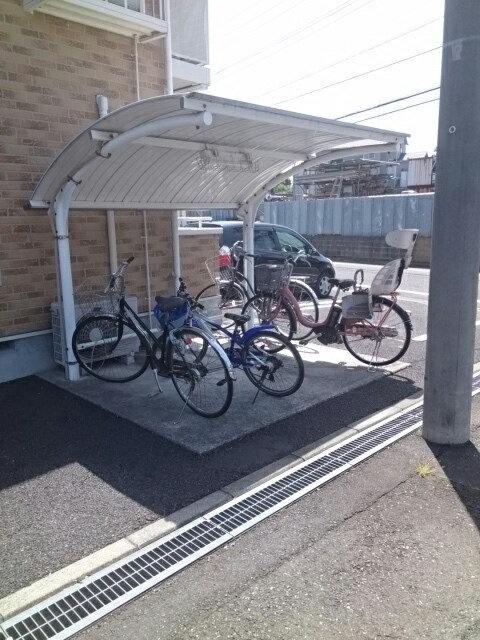 その他共有部分　屋根付きの駐輪場があります。