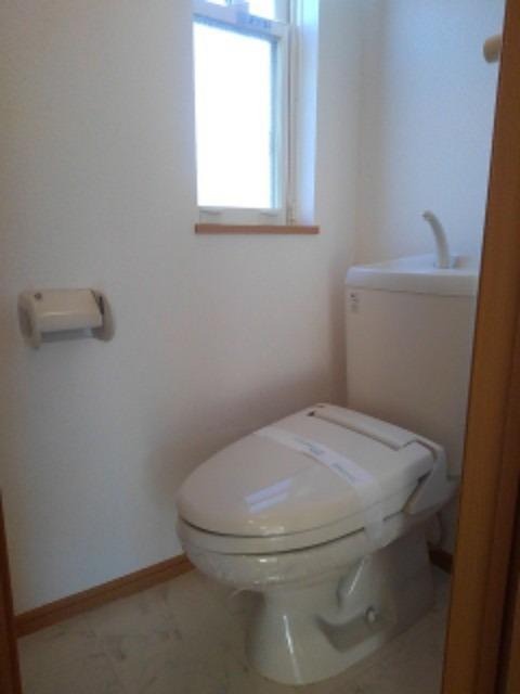 トイレ　窓付きの明るいトイレです。