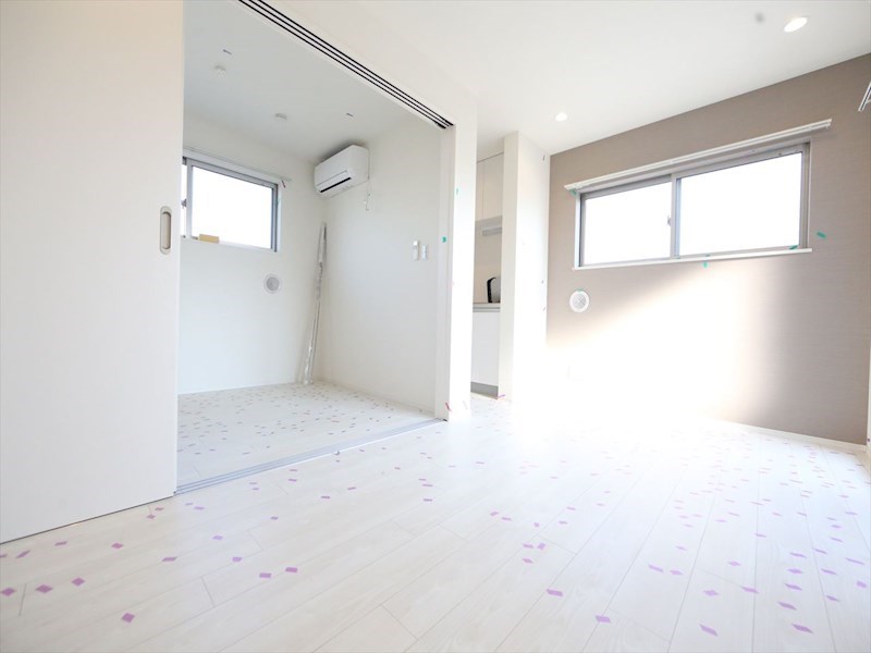 居室・リビング　ＬＤＫ8.1帖　システムキッチン　エアコン完備　バルコニー