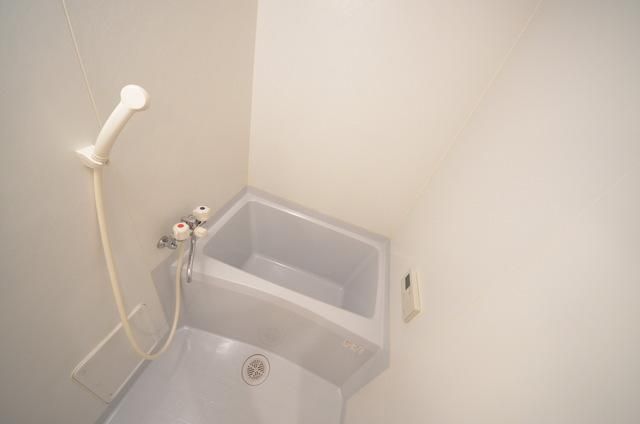 バス・シャワールーム　広々とした収納です