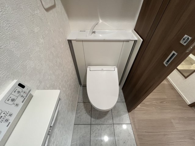 トイレ　上に収納棚もあります