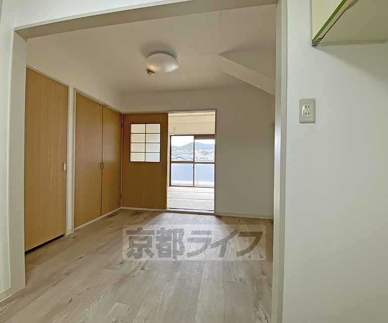 居室・リビング　最上階・角部屋の１ＤＫです。大型バイクまで駐輪可能な物...