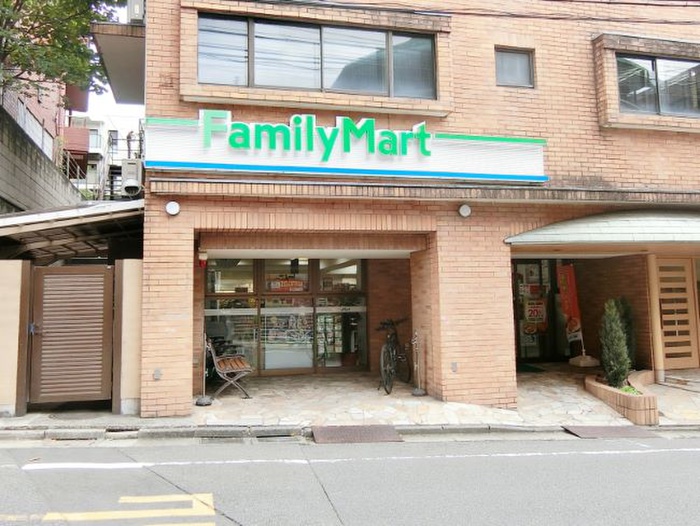 コンビニ　ファミリーマート 上原三丁目店（コンビニ）まで350m