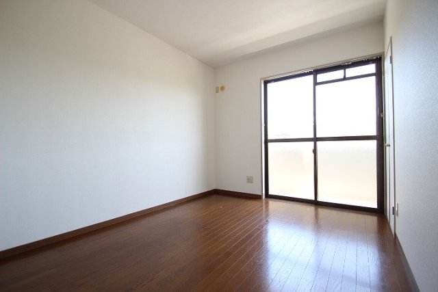 居室・リビング　同物件、別号室のものです。