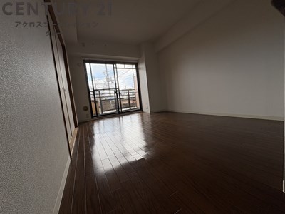 居室・リビング　床色が落ち着いた色合いで、とてもきれいです♪