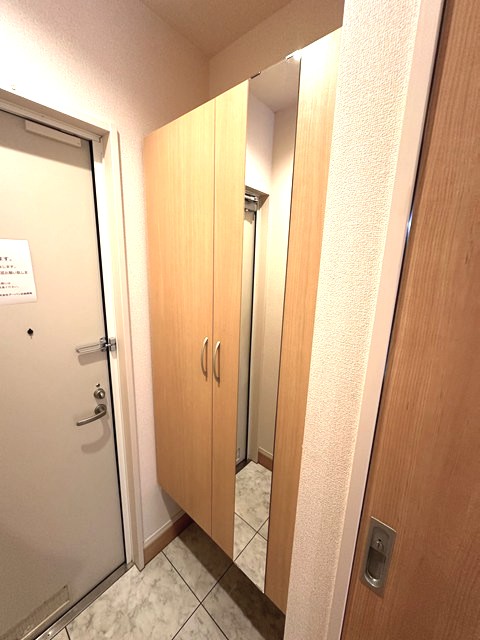 玄関　シューズボックス付きで玄関すっきり片付きます！扉には全身ミラ