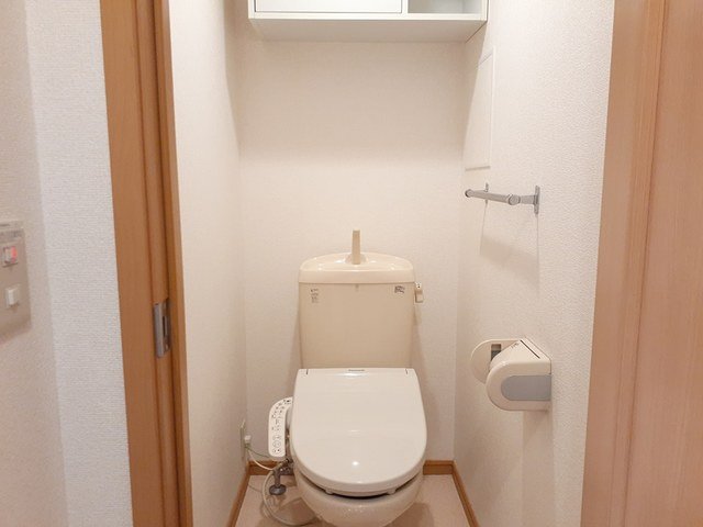 トイレ　落ち着いた色調のトイレです