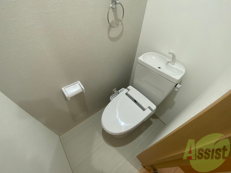 トイレ　トイレは嬉しい温水洗浄便座になっております。