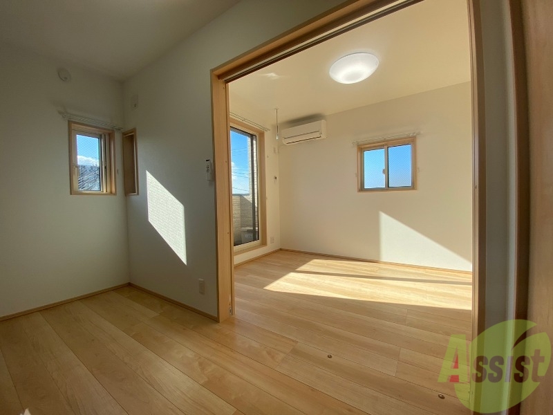 その他部屋・スペース　こちら３．３帖の洋室となっており、寝室としていかがでしょう。