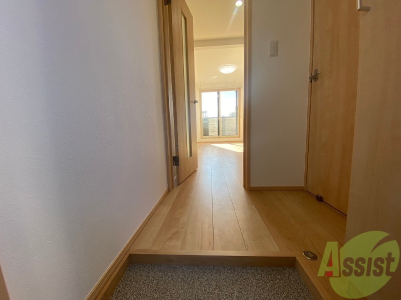 玄関　玄関はスッキリとした造りになっており、清潔感があります。