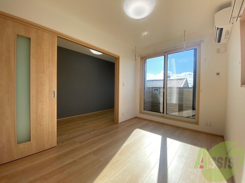 居室・リビング　こちらが生活のメインとなる８帖の１ＬＤＫになります。