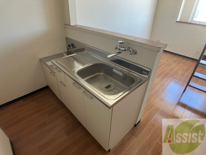 キッチン　キッチン周りは意外と物が多いので棚があるといいですね。