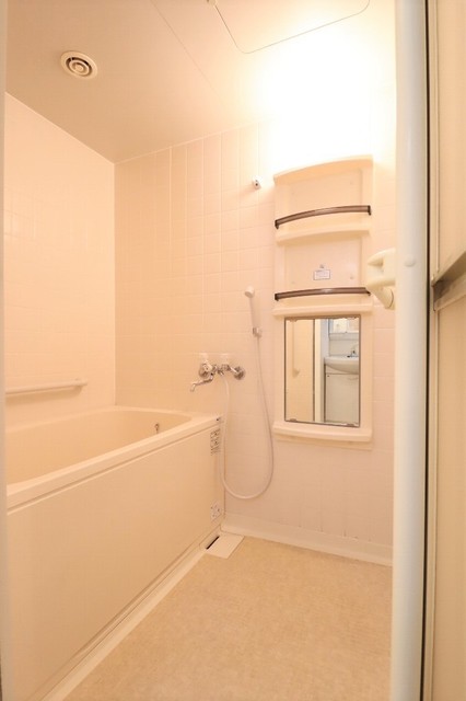 バス・シャワールーム　浴室追焚給湯・手すり