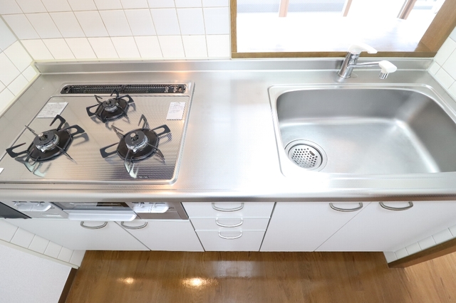 キッチン　3口ガスコンロ・グリル付