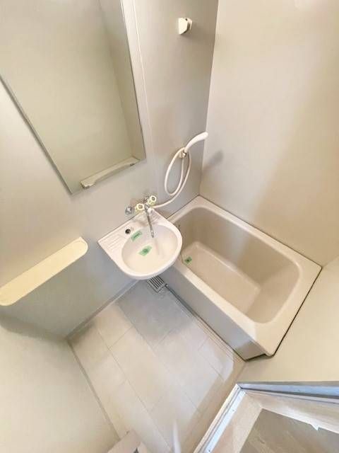 バス・シャワールーム　コンパクトで使いやすいお風呂です